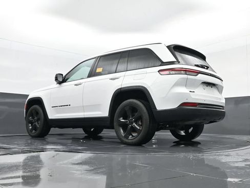 Used 2023 Jeep Grand Cherokee Altitude AWD/4WD image 25