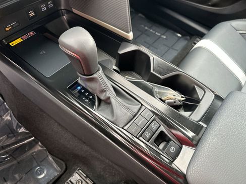 Used 2025 Toyota Camry SE image 19