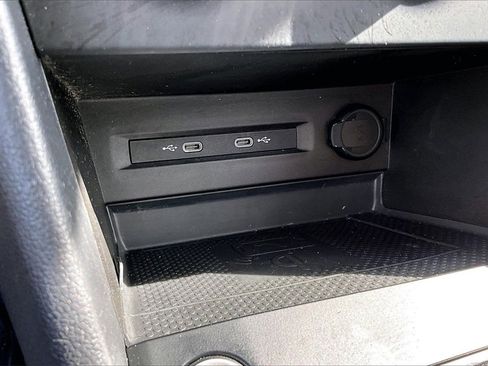 Certified 2022 Volkswagen Taos SE w/ Panoramic Sunroof Package image 29