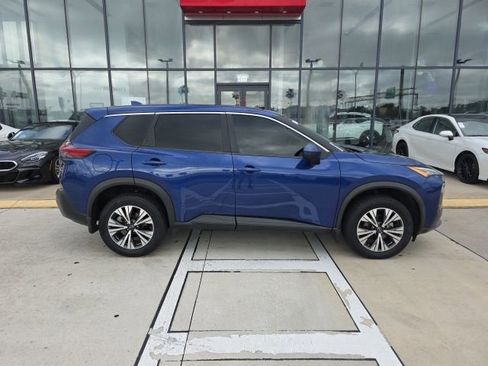 Used 2023 Nissan Rogue SV image 3