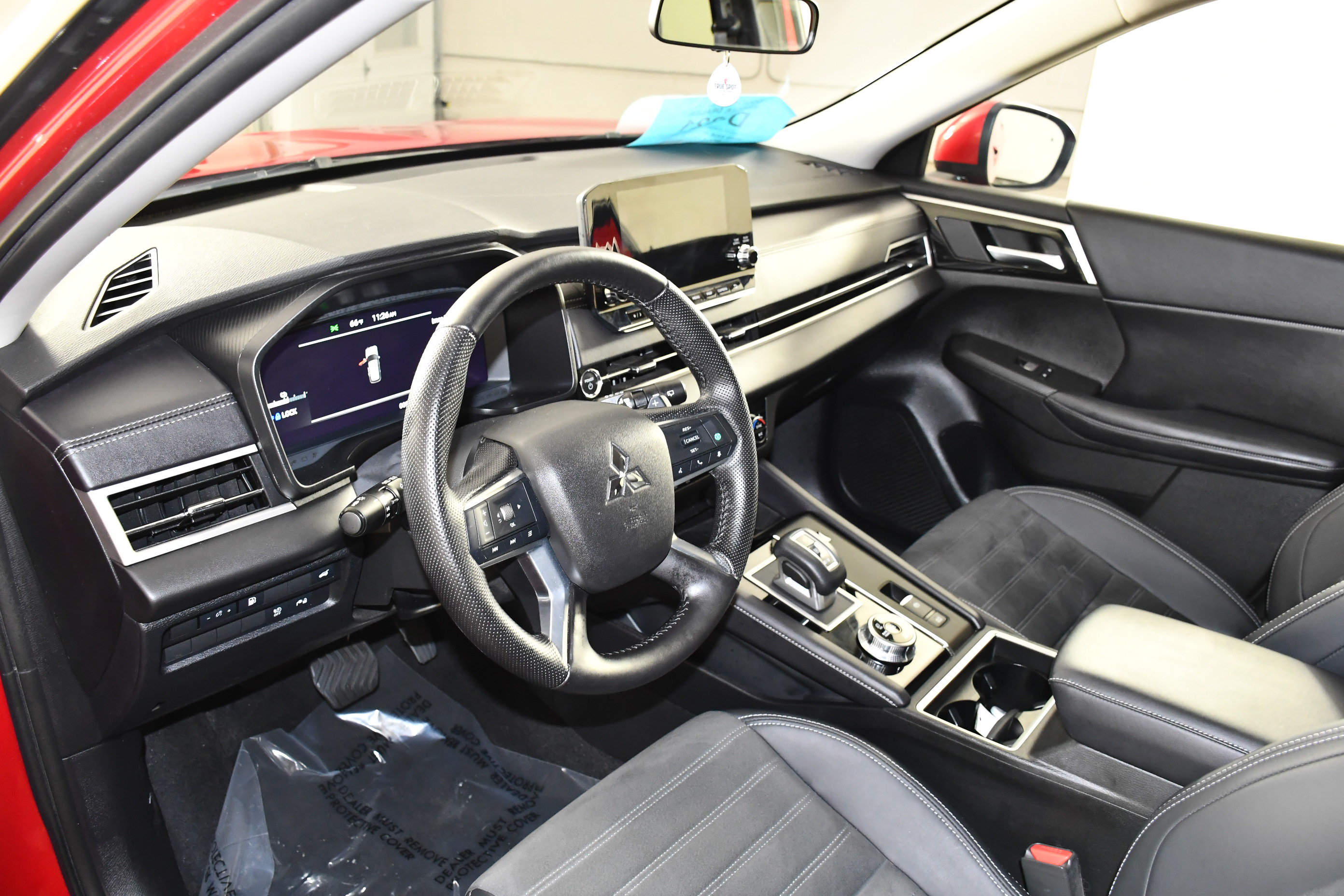 Used 2025 Mitsubishi Outlander SE AWD/4WD image 2
