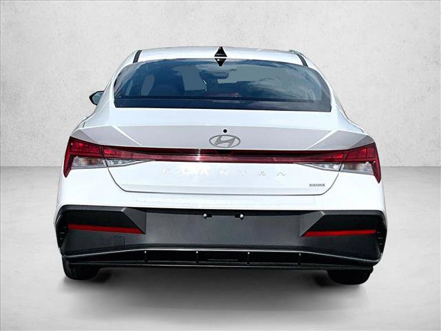 Used 2025 Hyundai Elantra Hybrid FWD image 4