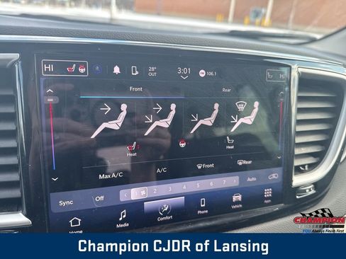 Used 2024 Chrysler Pacifica Touring-L image 31