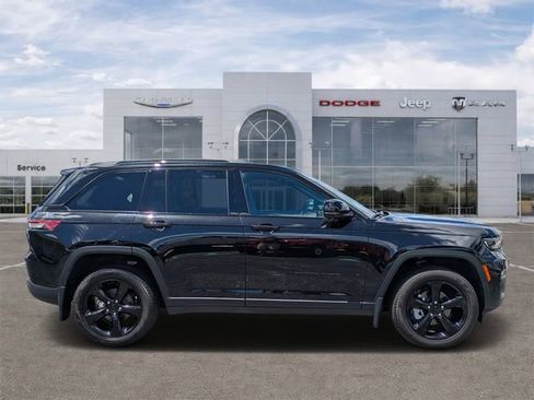 Certified 2025 Jeep Grand Cherokee Limited w/ Luxury Tech Group II image 2