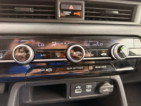 Certified 2025 Honda Pilot Touring image 21