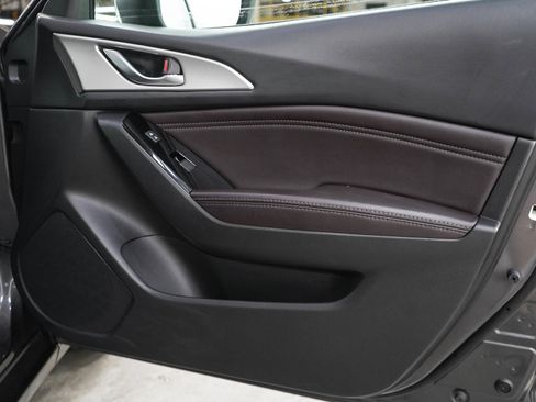 Used 2017 MAZDA MAZDA3 Touring FWD image 9
