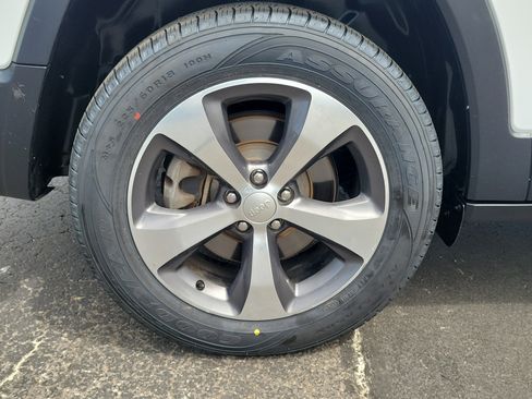 Used 2019 Jeep Cherokee Limited AWD/4WD image 5