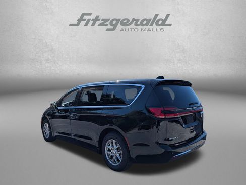 Used 2024 Chrysler Pacifica Touring-L FWD image 5