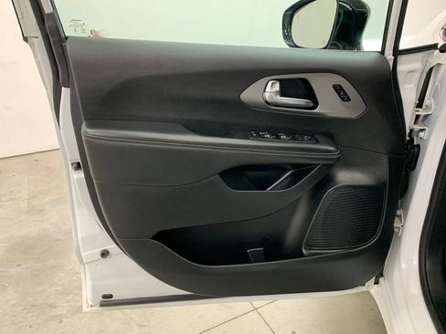 Used 2025 Chrysler Pacifica Select FWD image 17