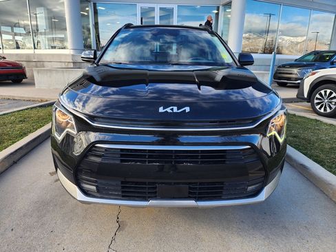 Used 2023 Kia Niro EX Touring image 2