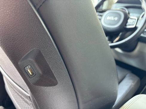 Certified 2024 Kia Carnival LX FWD image 29