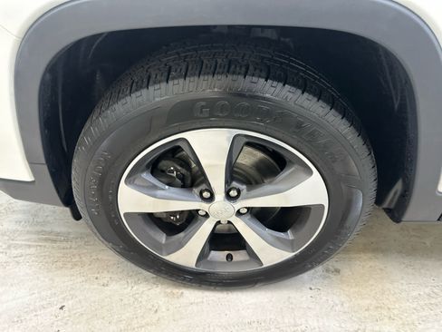 Used 2019 Jeep Cherokee Limited w/ Luxury Group AWD/4WD image 12