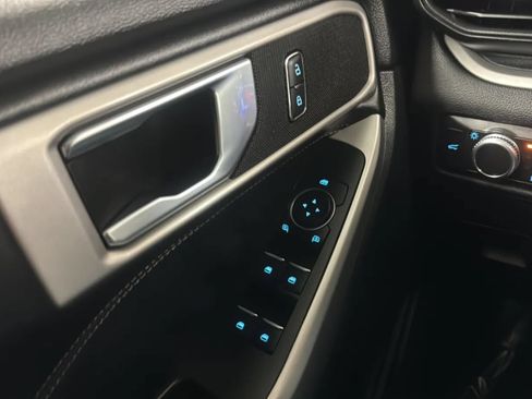 Used 2022 Ford Explorer XLT AWD/4WD image 17