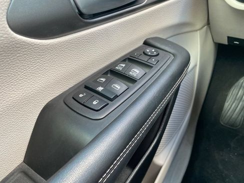 Used 2024 Chrysler Pacifica Touring-L FWD image 34