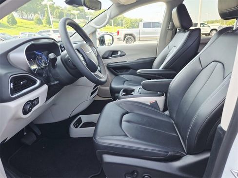 Used 2024 Chrysler Pacifica Touring-L image 11