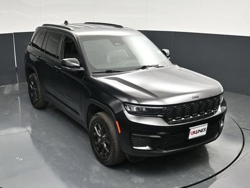 Used 2025 Jeep Grand Cherokee Altitude AWD/4WD image 45