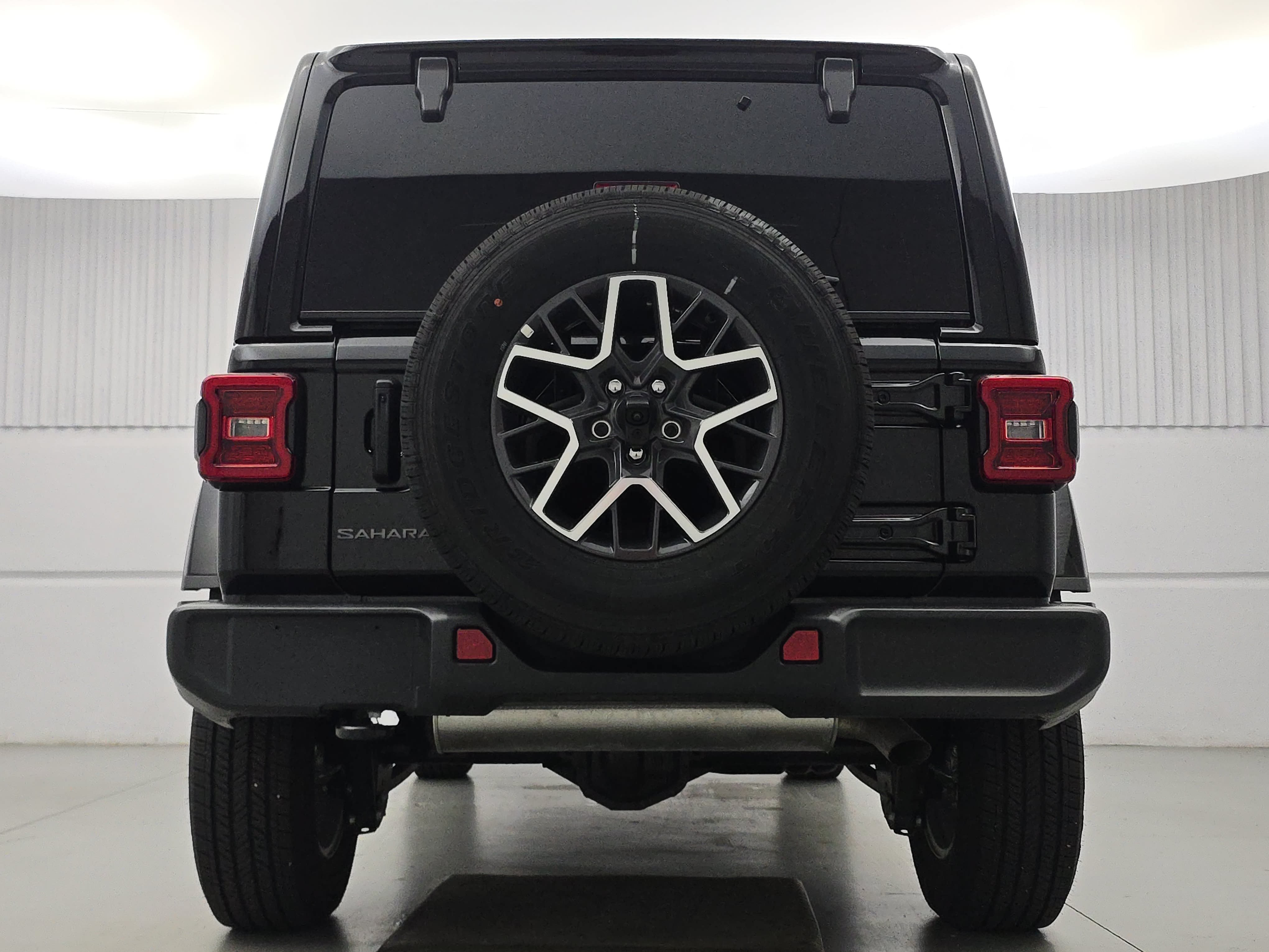 Used 2026 Jeep Wrangler Unlimited Sahara AWD/4WD image 6