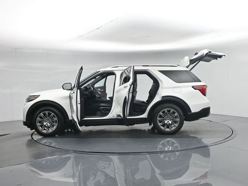 Used 2025 Ford Explorer Platinum RWD image 41
