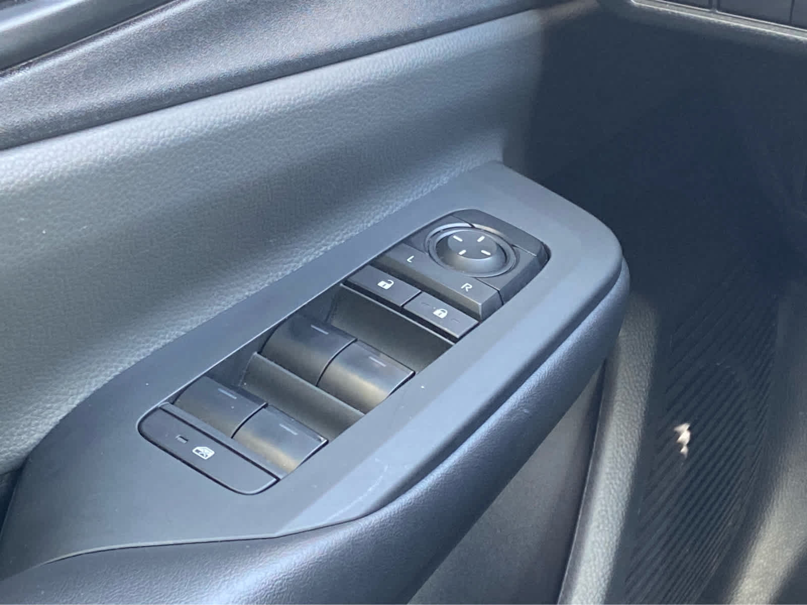 Used 2024 Toyota Prius LE FWD image 22