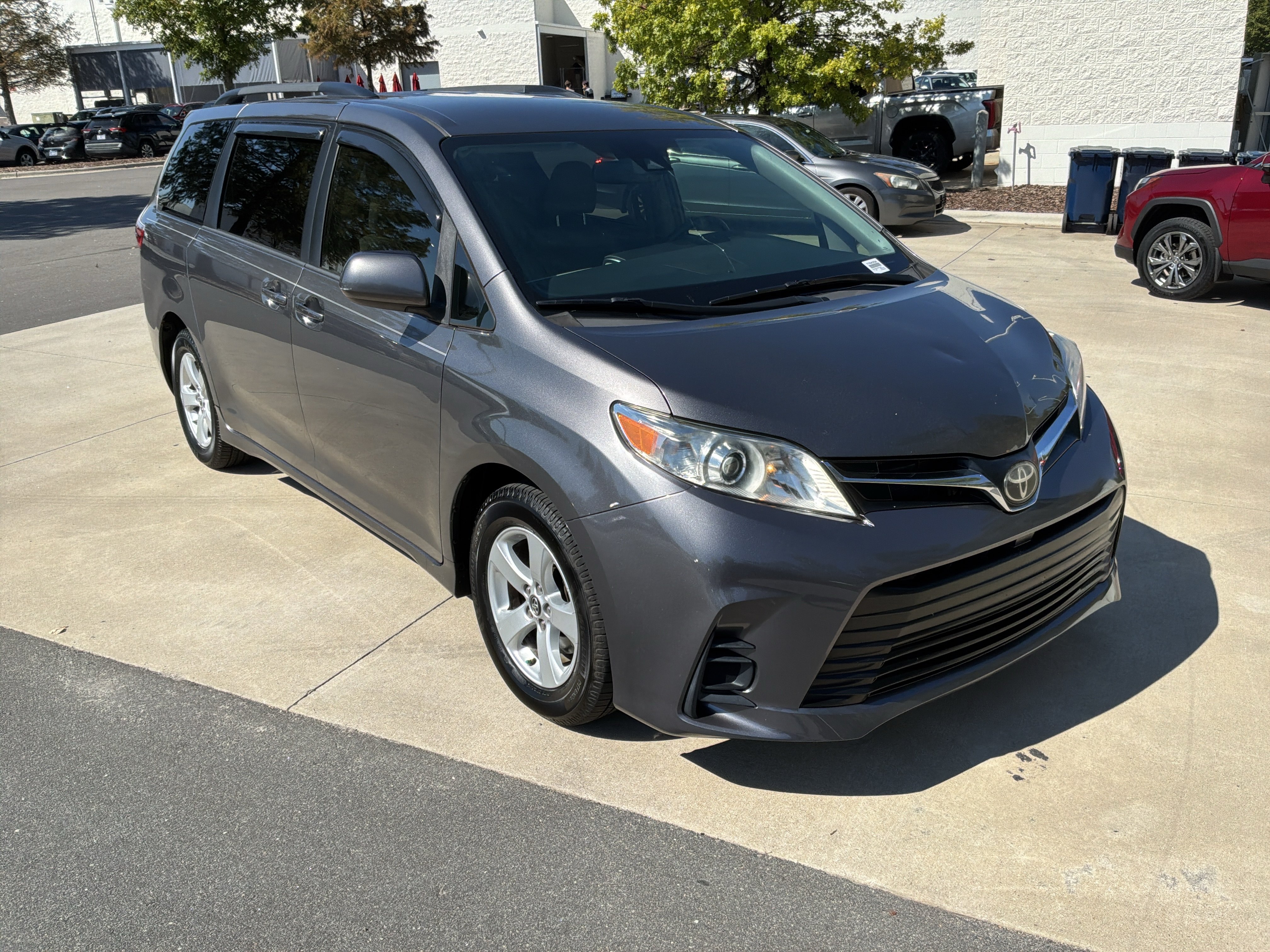 Used 2019 Toyota Sienna LE FWD image 2