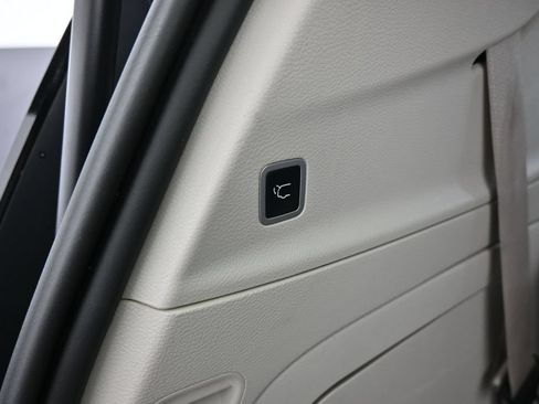 Used 2022 Chrysler Pacifica Touring-L FWD image 44