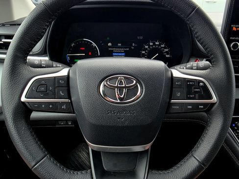 Used 2026 Toyota Sienna XLE FWD image 25