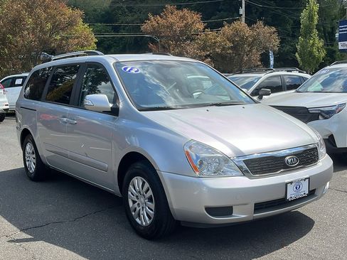 Used 2012 Kia Sedona LX image 2
