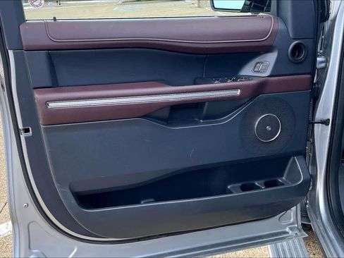 Used 2024 Ford Expedition Limited image 27