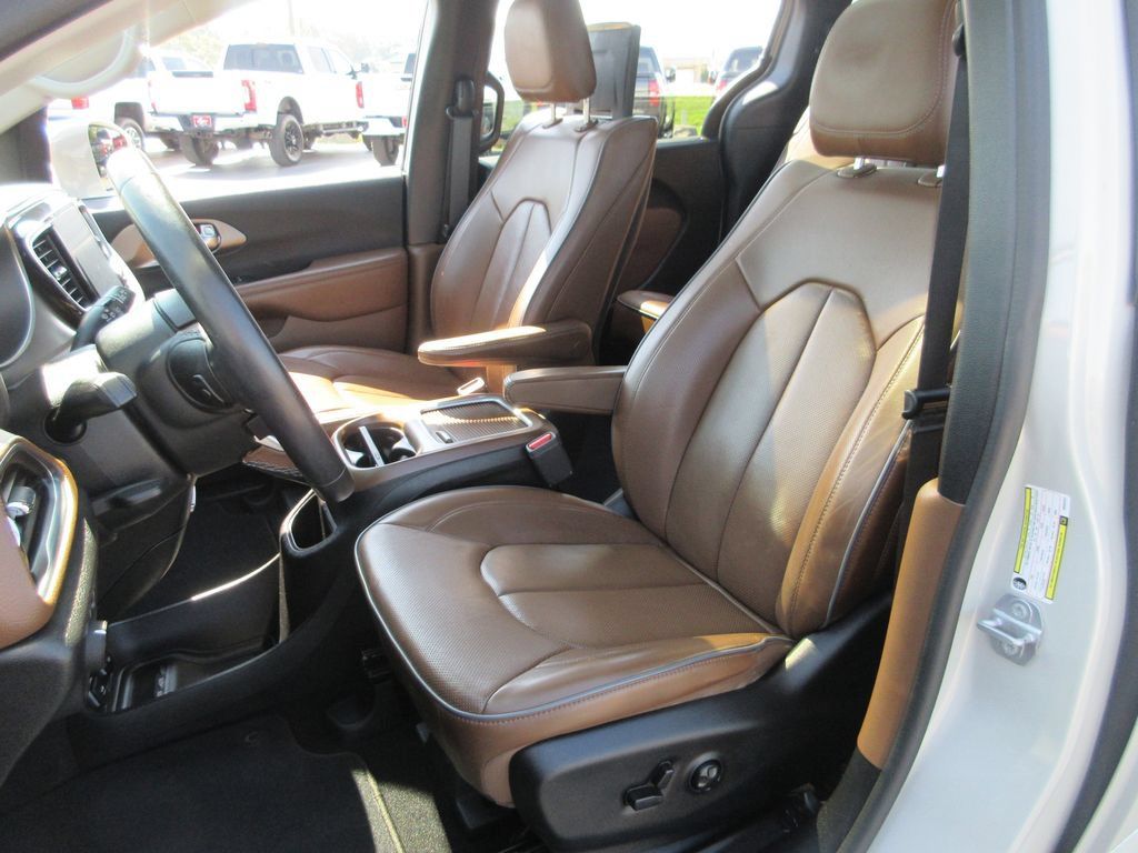 Used 2019 Chrysler Pacifica Limited w/ Tire & Wheel Group FWD image 22
