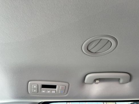 Used 2026 Kia Carnival FWD image 20