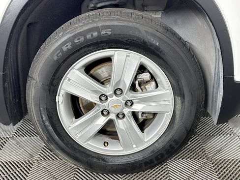 Used 2022 Chevrolet Trax LS w/ Tint and Cruise Package AWD/4WD image 29