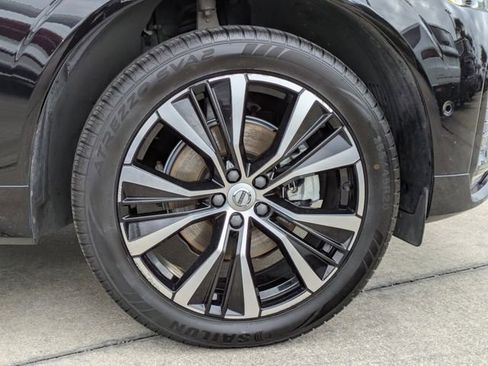 Used 2024 Volvo XC60 B5 Plus image 11