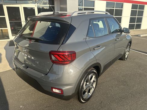 Used 2025 Hyundai Venue SEL FWD image 8