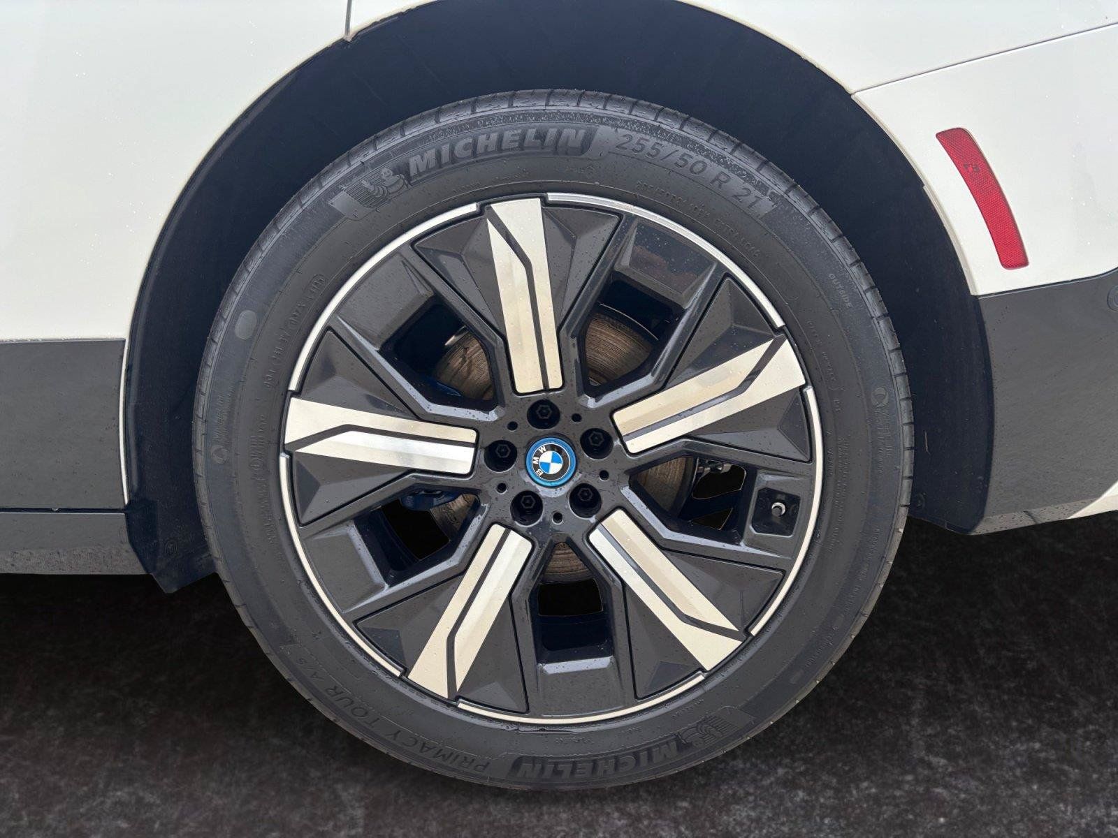 Used 2025 BMW iX xDrive50 w/ Premium Package AWD/4WD image 29