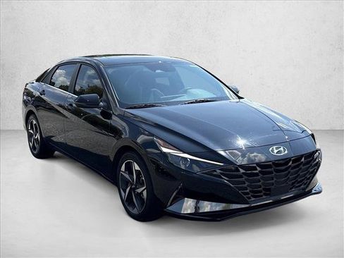 Used 2022 Hyundai Elantra SEL w/ Convenience + Premium Package FWD image 3
