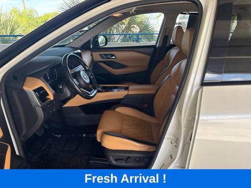 Used 2021 Nissan Rogue Platinum FWD image 2
