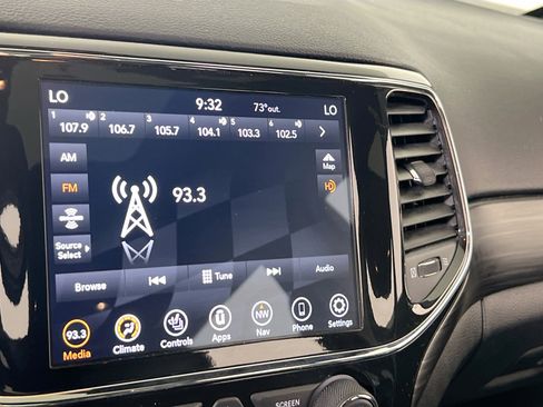 Used 2022 Jeep Grand Cherokee Laredo X image 15