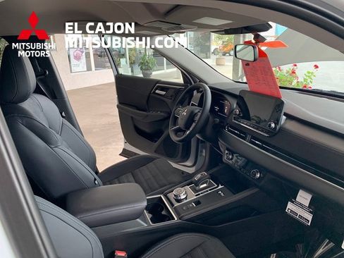 New 2025 Mitsubishi Outlander SE image 25