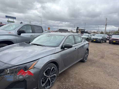Used 2024 Nissan Altima 2.5 SR w/ SR Premium Package AWD/4WD image 5