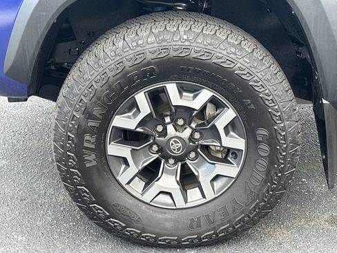 Used 2022 Toyota Tacoma TRD Off-Road w/ Black Out Package (TMS) AWD/4WD image 13