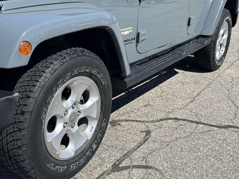 Used 2015 Jeep Wrangler Unlimited Sahara w/ Dual Top Group AWD/4WD image 18