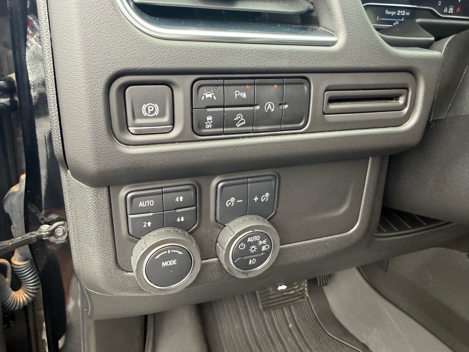 Used 2024 GMC Yukon AT4 AWD/4WD image 21