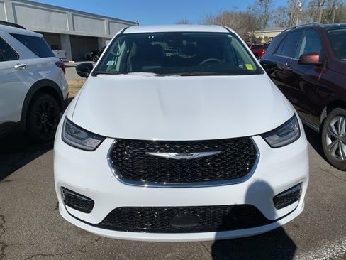 Used 2024 Chrysler Pacifica Touring-L image 5