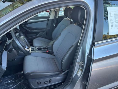 Used 2025 Volkswagen Jetta SE image 35