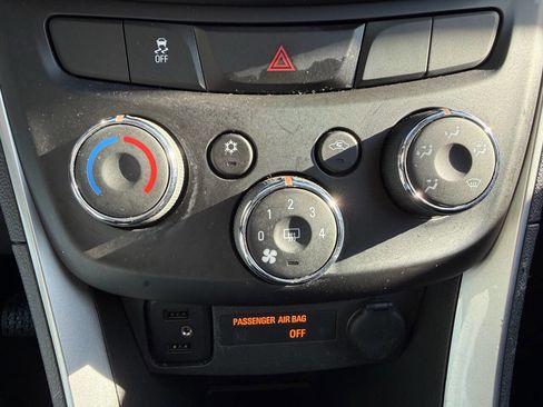 Used 2019 Chevrolet Trax LT w/ LT Convenience Package image 19