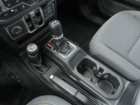 Used 2025 Jeep Wrangler Unlimited Sahara AWD/4WD image 11