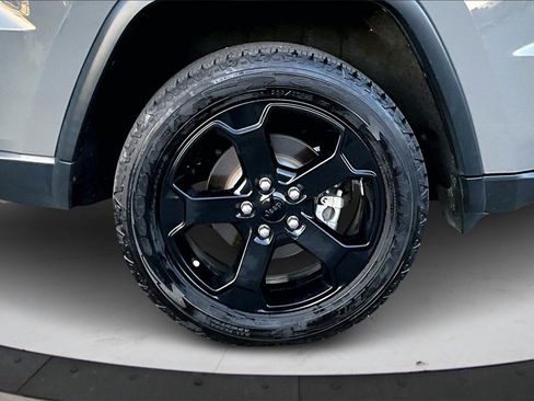 Used 2019 Jeep Grand Cherokee Laredo image 35