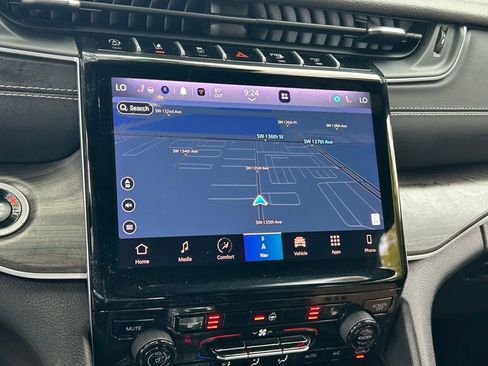 Certified 2024 Jeep Grand Cherokee Limited w/ Black Appearance Package image 22