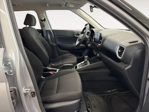 Used 2022 Hyundai Venue SE FWD image 4