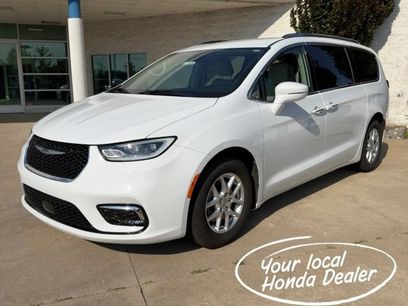 Used 2021 Chrysler Pacifica Touring-L w/ Uconnect Theater Family Group